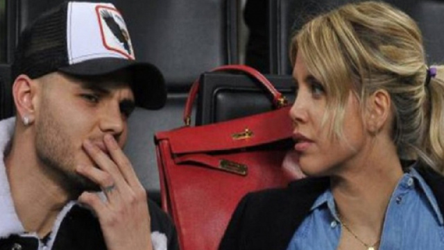 Icardi sempre pi&ugrave; interessato alla proposta del Napoli, Wanda Nara su Instagram con gli occhi colorati d'azzurro.