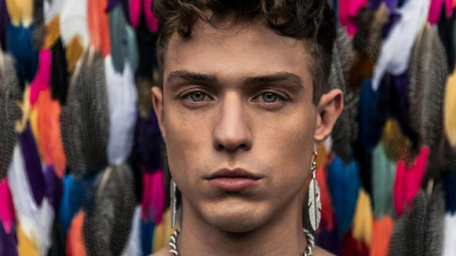 Irama lascia l'agenzia di Francesco Facchinetti per problemi economici