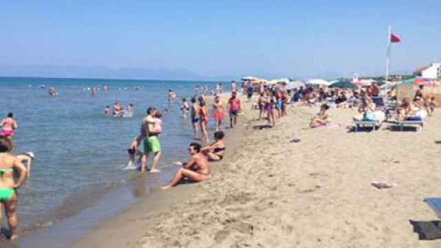 Ostia, indiani ubriachi scattano foto a bimbi in costume: evitato il linciaggio