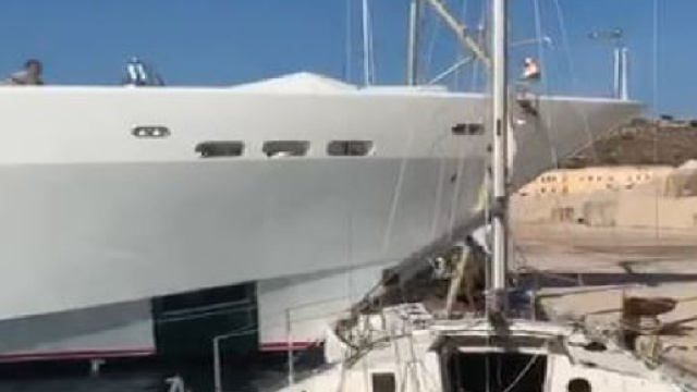 Lecce, maxi yacht distrugge una barca al porto di Santa Maria di Leuca