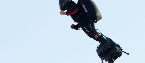 El intento de cruzar el Canal de la Mancha en flyboard, fracasa