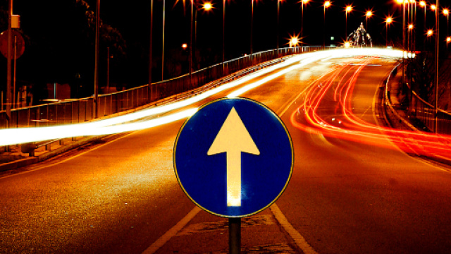 Auto di notte su un cavalcavia. Foto tratta da Flickr.com