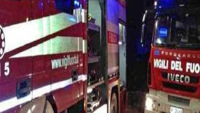 Lecce, crolla il solaio di un'abitazione, ma in casa non c'era nessuno