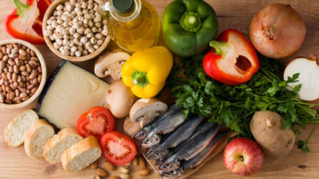 Olio extravergine di oliva, frutta, verdura e pesce alleati della gravidanza. (Canva)