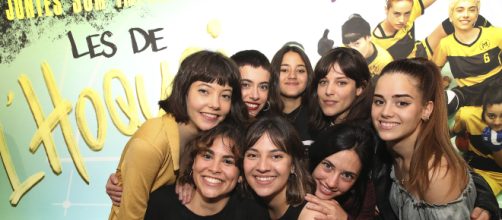 Las protagonistas y una de las adultas de la serie "Les de l'hoquei&rdquo;, en una foto promocional y su lema "Juntas son imparables".