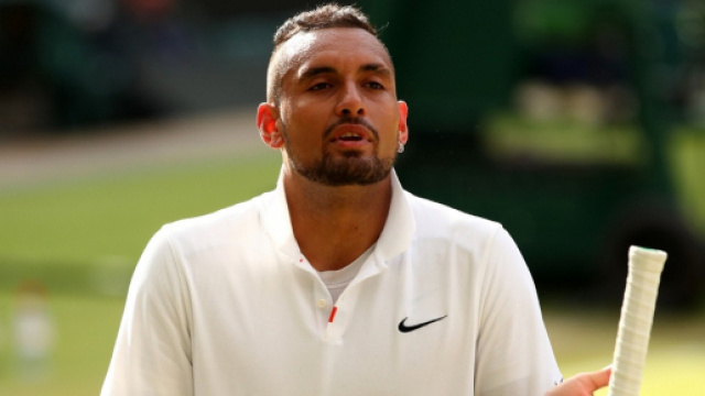 Kyrgios provoca Djokovic, ne cancella il nome dalla maglietta di un fan e posta il video