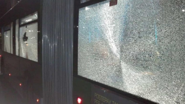 Milano, spari al capolinea dei filobus delle linee 90-91: nessun ferito, mezzo danneggiato