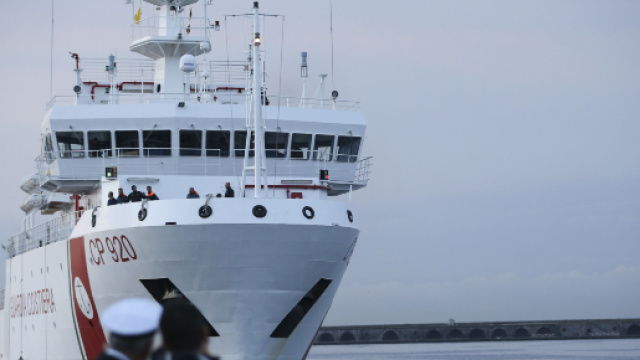 Migranti: la Guardia Costiera 'Gregoretti' a Catania, il Viminale dice no allo sbarco