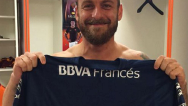 Daniele De Rossi sbarca in Argentina, l'accoglienza dei tifosi del Boca &egrave; pazzesca