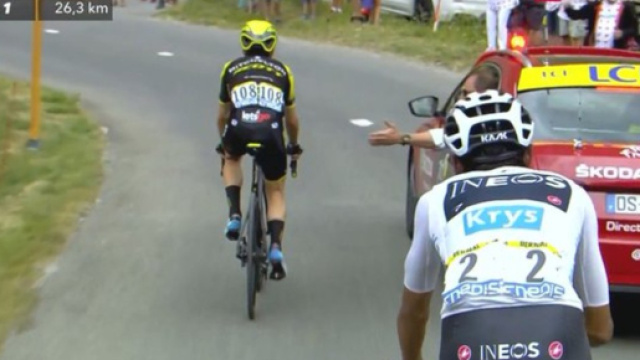 Yates e Bernal fermati nella discesa dell'Iseran
