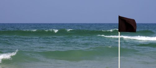 El significado del color de las banderas de la playa