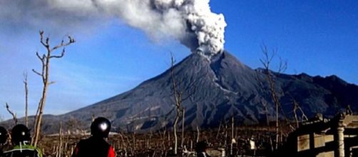 Mount Tangkuban Parahu erupts, visitors told to stay away. [Image source/Kenya Specific YouTube video]