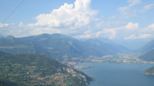 Si tuffa nel lago per recuperare un pallone: disperso un ragazzino nel lago di Iseo