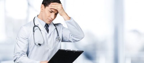 Una mujer sufre una doble mastectomia y quimioterapia por error