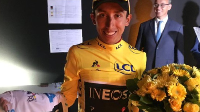 Egan Bernal in maglia gialla a Parigi