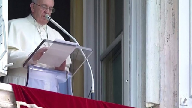 Papa francesco esprime il suo dolore per lo scorso naufragio di migranti e chiede un intervento