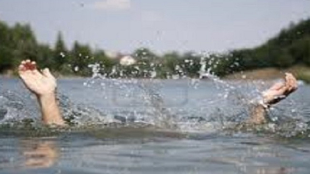 Lecce, 45enne francese muore annegato in mare mentre fa il bagno con i figli: ragazzi salvati
