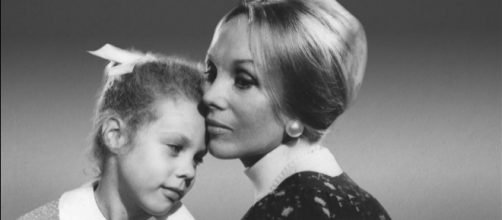 Anne Hamilton Byrne segurando uma de suas crian&ccedil;as. (Arquivo/Blastingnews)