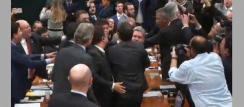 Em meio a confus&atilde;o, a sess&atilde;o foi encerrada &agrave;s 21h50. (Arquivo/Blasting News)