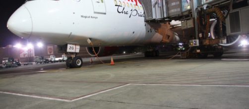 O homem embarcou no avi&atilde;o de forma clandestina. (Reprodu&ccedil;&atilde;o/Twitter/@KenyaAirlines)