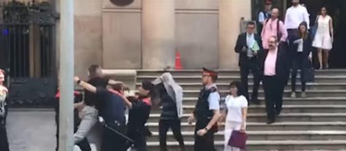 Un t&iacute;o de la v&iacute;ctima de la Manada de Manresa prueba de agredir a un procesado