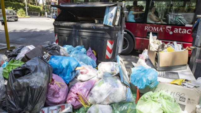 Emergenza rifiuti a Roma, bambini a rischio: l'allerta dei pediatri.