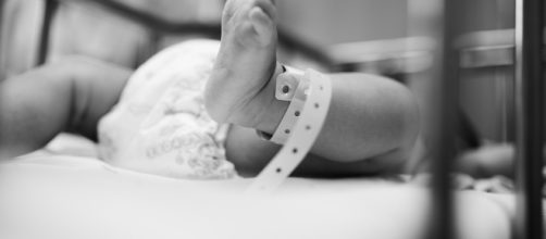 Beb&ecirc;s trocados passam a viver juntos enquanto aguardam o resultado do exame de DNA. (Reprodu&ccedil;&atilde;o/Pixabay)