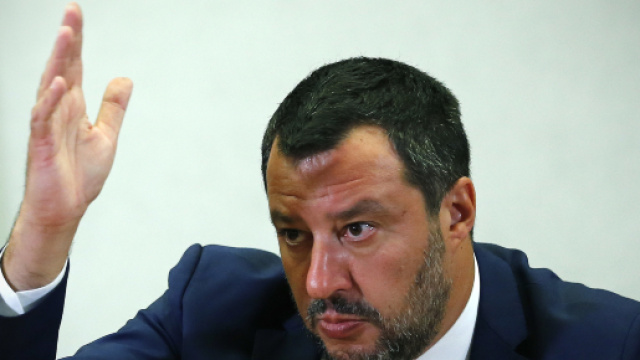 Facebook cancella i post di Salvini