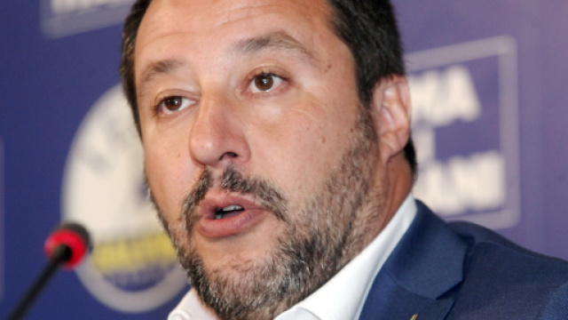 Il figlio di Salvini si diverte con i mezzi della Polizia: &egrave; polemica