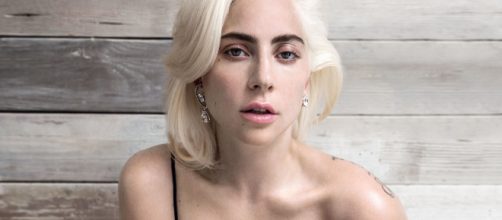 Lady Gaga &eacute; vista ao beijos com integrante de sua banda. (Arquivo Blasting News)