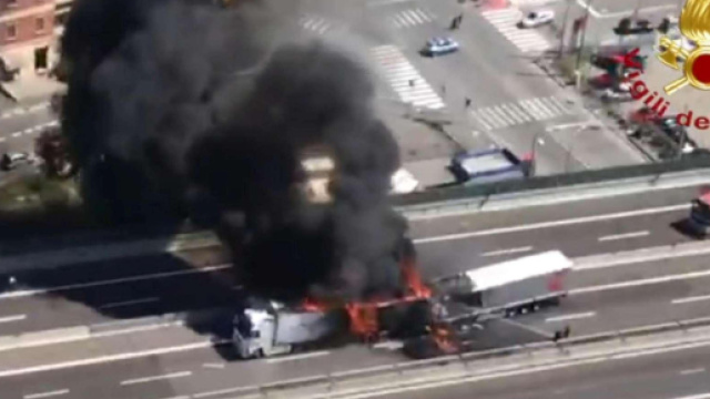 Bologna, scontro tra due tir e una bisarca sulla A14: due mezzi a fuoco, un morto