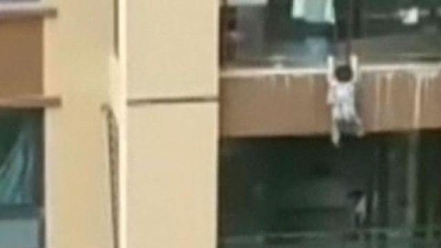 Cina, bimbo vola dal sesto piano: salvato con una coperta