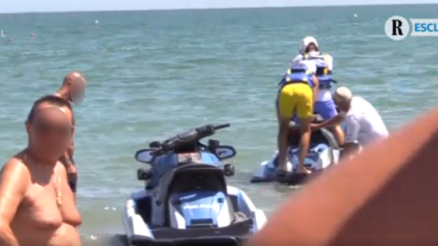 Il figlio di Matteo Salvini sale su una moto d'acqua della polizia