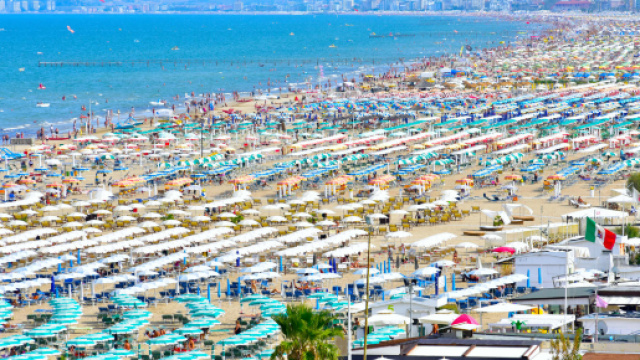 Rimini, divieto di balneazione: scoppia la rivolta dei bagnini