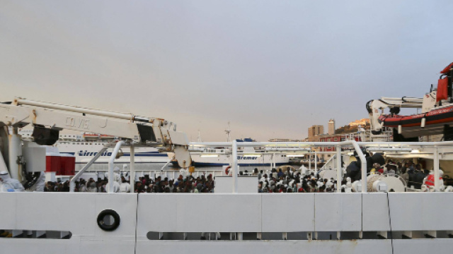 Un bagno per 116 migranti: 29 hanno scabbia, tubercolosi e ... - ilgiornale.it