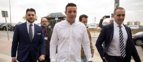David Serrano, en el centro, a su llegada a los juzgados de M&aacute;laga. / EFE