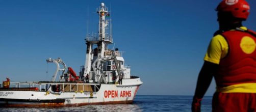 Espa&ntilde;a advierte al OpenArms con multas de 900.000 euros si sigue su labor de rescate