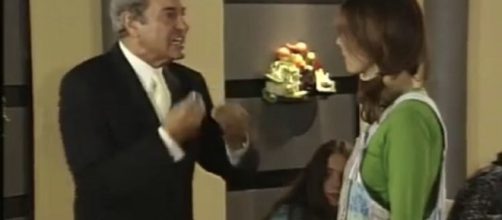 Un jovenc&iacute;simo Pablo Iglesias, abajo, en una secuencia de 'La casa de los l&iacute;os'. / TWITTER