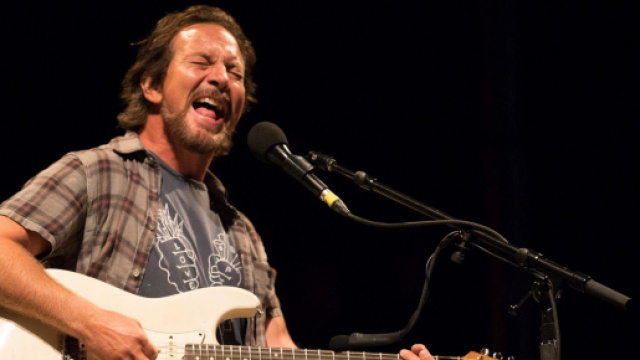 Eddie Vedder suona 'Crazy little thing called love' dei Queen