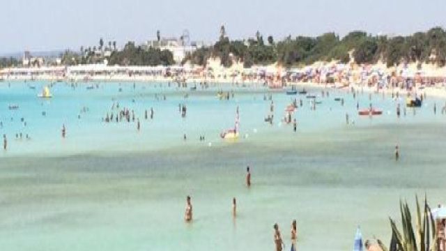 Porto Cesareo, il mare si tinge improvvisamente di marrone: controlli dell'Arpa