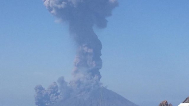 Stromboli si &egrave; svegliato, la colonna di fumo alta chilometri