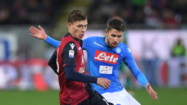 Nicol&ograve; Barella, centrocampista del Cagliari, in un'azione di gioco con Jorginho, ex Napoli