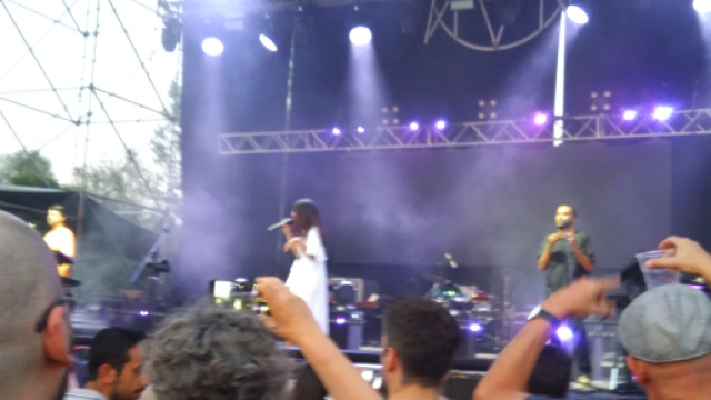 Esibizione dei Bowland sul palco dell'Oltre Festival