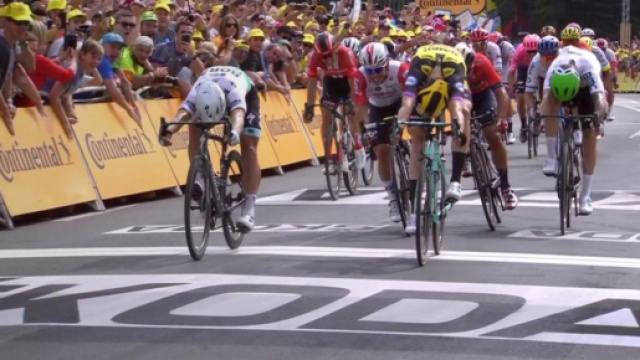 La vittoria di Mike Teunissen nella prima tappa del Tour de France