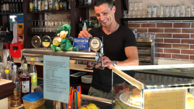 Treviso, bufera su cartello al bar: 'Se mostri il seno bevi gratis'