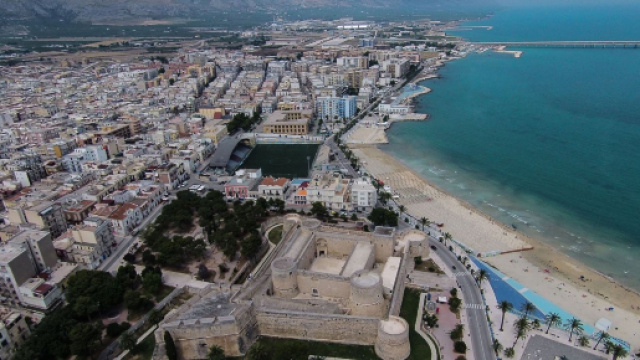 Foggia, farmacista trovata annegata vicino al castello di Manfredonia: aveva 70 anni