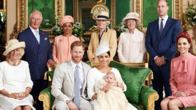 La famiglia reale si stringe intorno al piccolo Archie. Manca la regina ma ci sono le sorelle di Lady D.