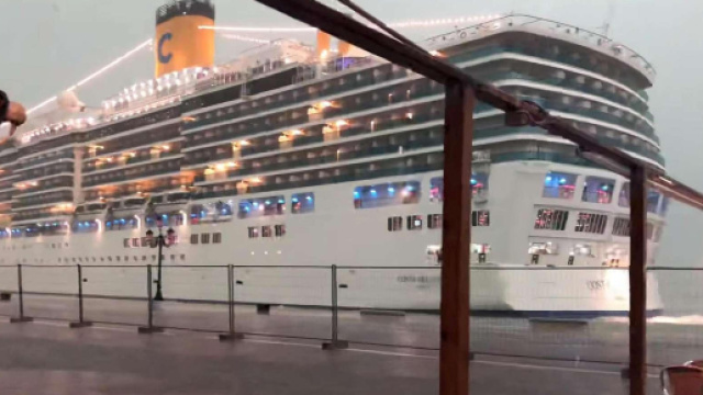 Nave Costa Deliziosa sfiora l'incidente a Venezia: panico tra i presenti