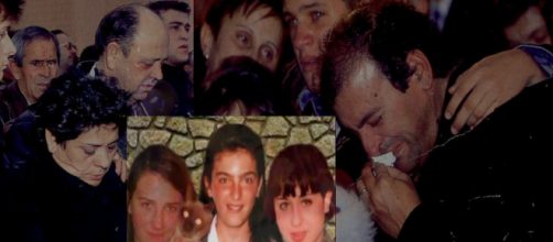 Familias de las ni&ntilde;as de alcasser durante el funeral