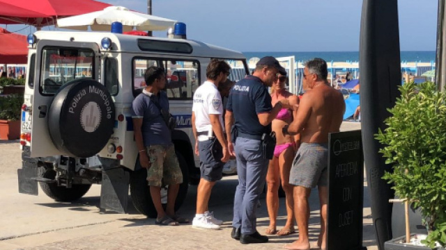 Rimini, egiziano si carezza davanti ai bambini: la folla tenta di linciarlo | giornalesm.com